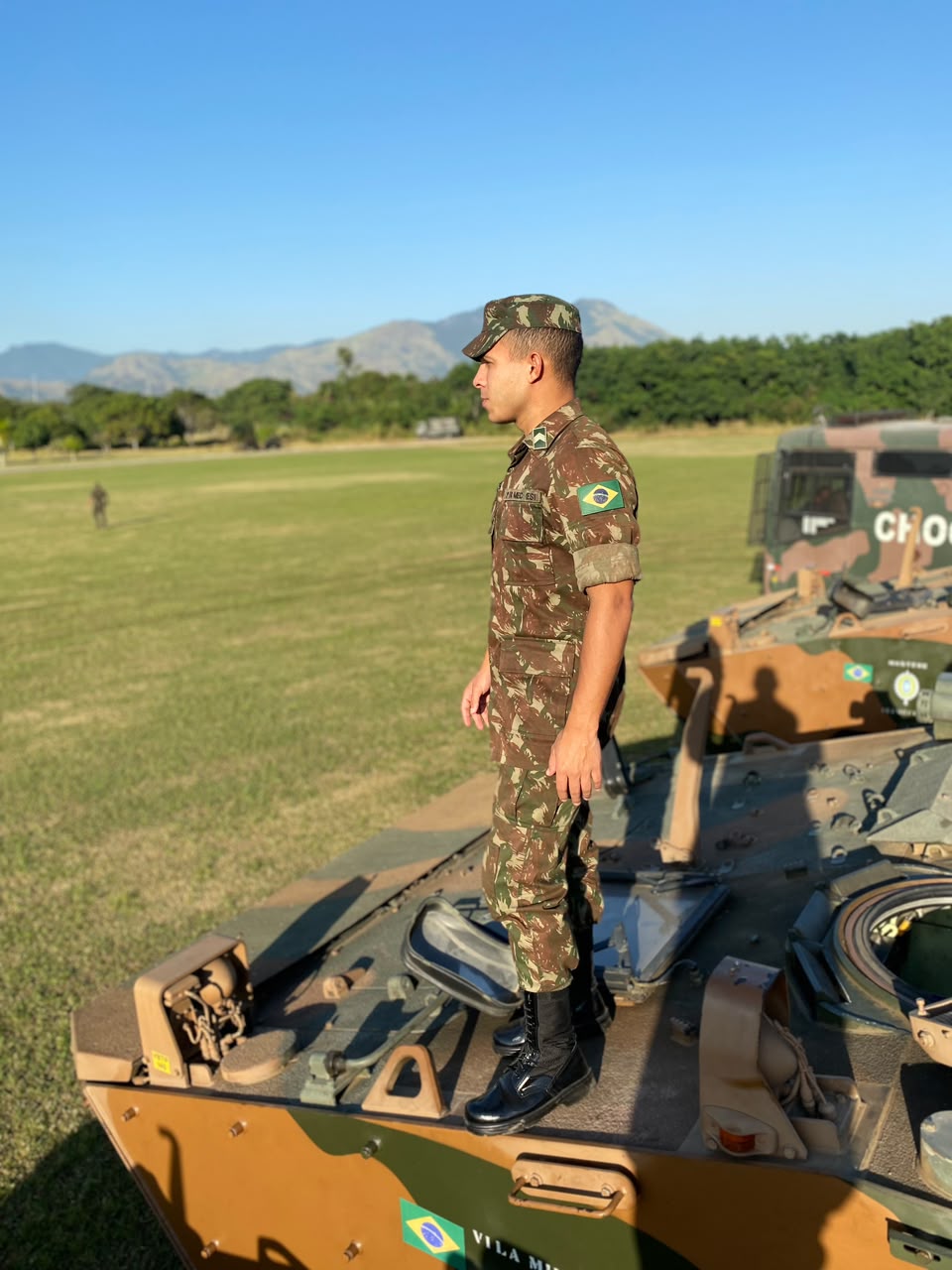 Juan fardado como sargento do Exército